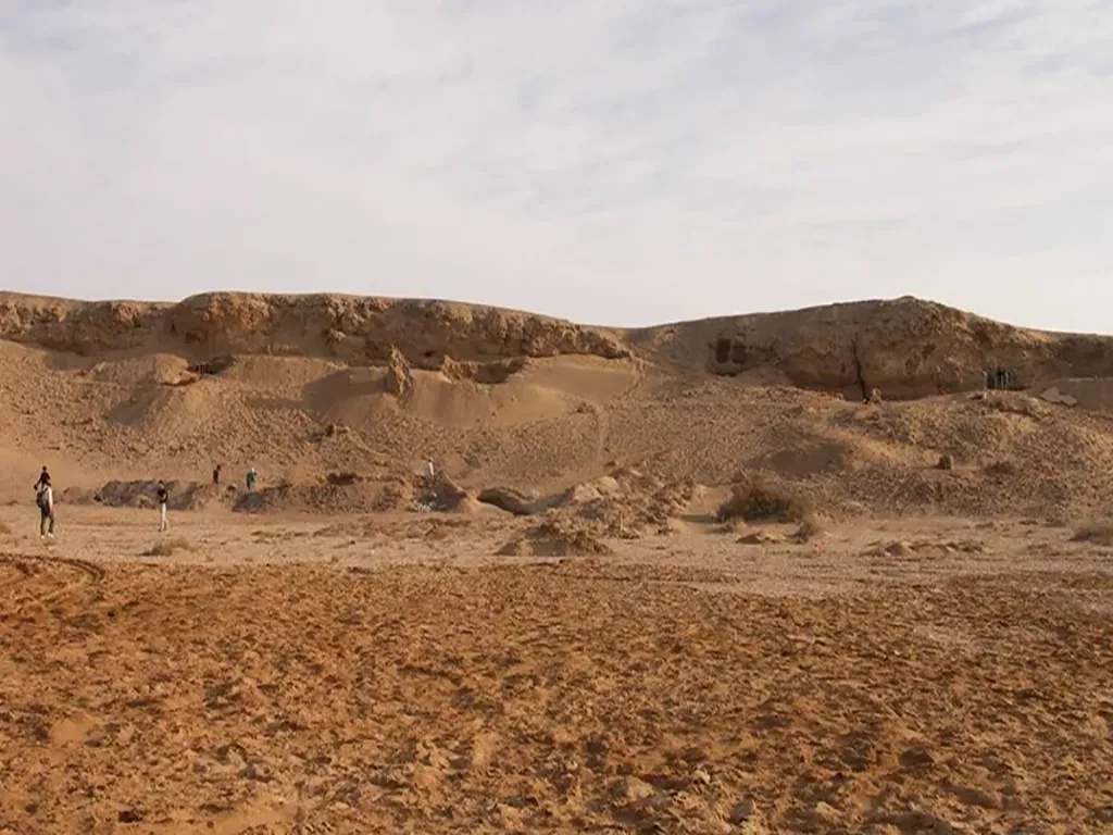 Mersa/Wadi Gawasis: Egyptian Middle Kingdom shipyard c 2000 – c 1500 BC Mersa/Wadi Gawasis