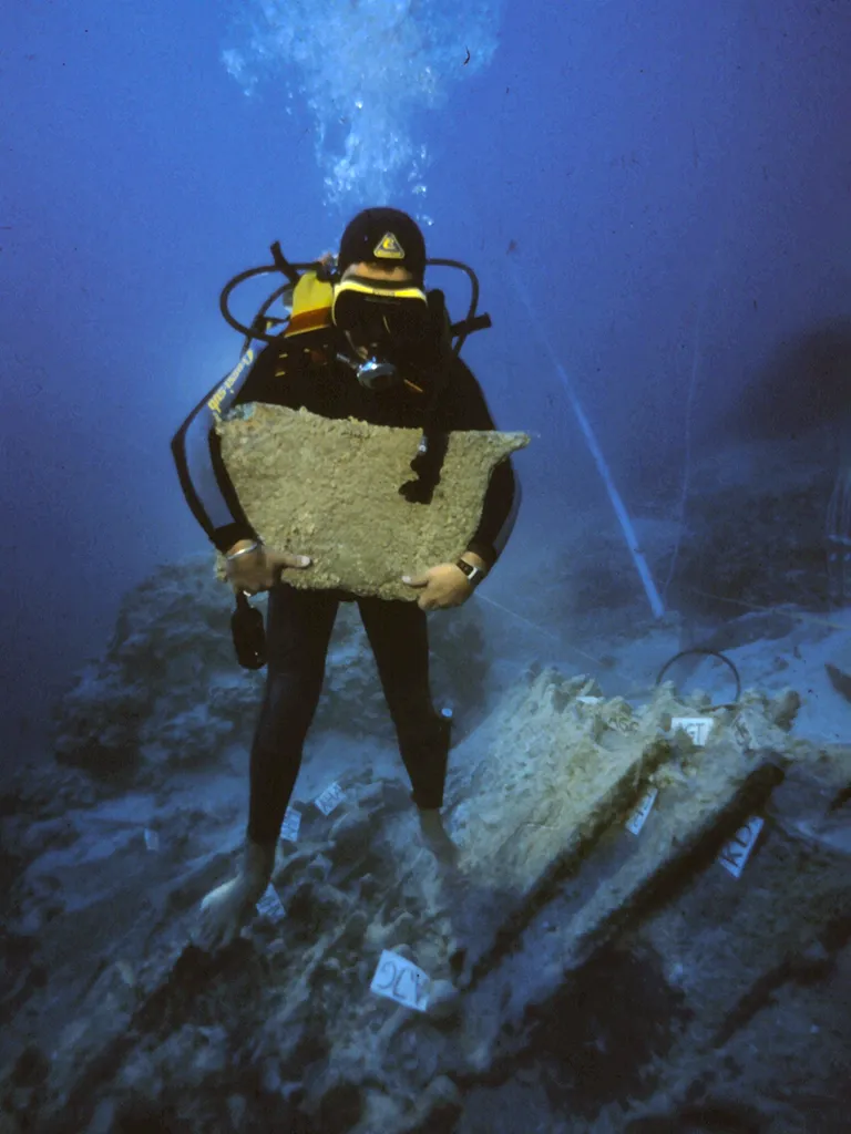 Late Bronze Age shipreck off Uluburun (1335 - 1305 BC) Raising the copper ingots