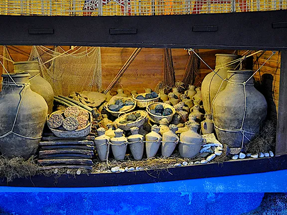 Reconstruction of the cargo hold of the Uluburun ship