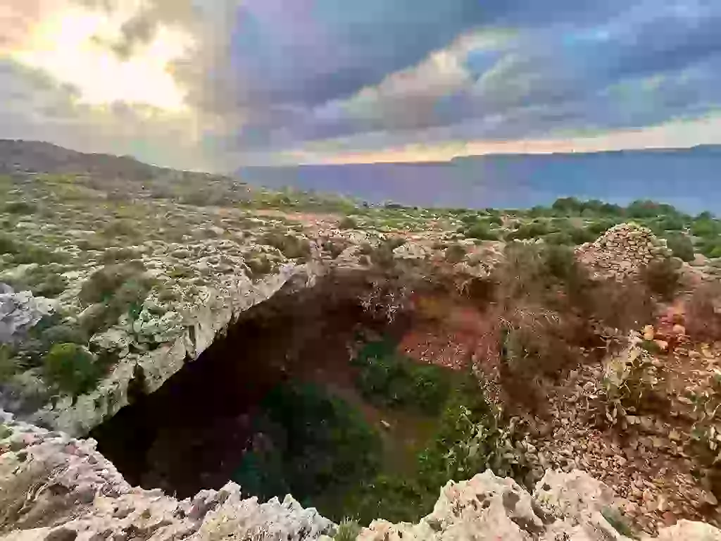 Malta's Earliest Seafarers: Mesolithic Hunter-Gatherer Site Reveals Surprising Long-Distance Mediterranean Sea Travel 8500 Years Ago - Latnija, Malta - Mesolithic site. Nature Journal