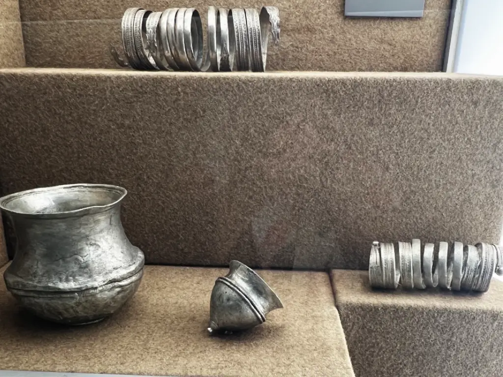 The Arrabalde Treasure: Celtiberian Hoards in Zamora - Silver cup and spiral bracelet - Arrabalde 1